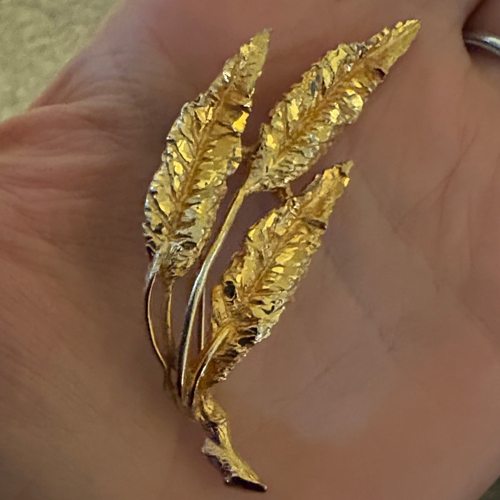 Elegant 1961 vintage Coro Gold Leaf Brooch